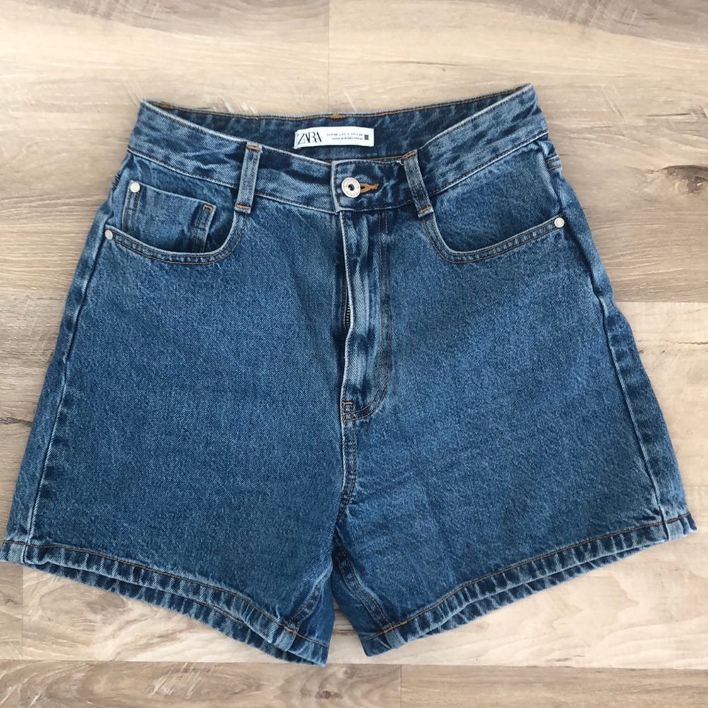 Zara Mom Fit Denim Shorts. Size 4. High-rise, Loose Fit. Medium wash.